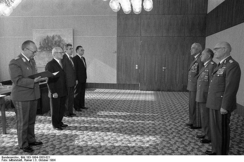 Friedrich Dickel (r.), Minister des Innern und Chef der Deutschen Volkspolizei, wurde am 3.10.1984 von Erich Honecker (2.v.l.) zum Armeegeneral befördert. ...... ... (© Bundesarchiv, Bild 183-1984-1003-021, Foto: Rainer Mittelstädt)